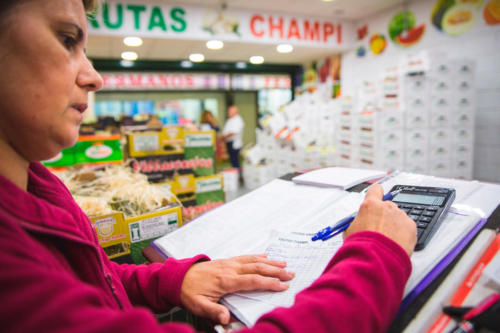 Trabajadora anotando