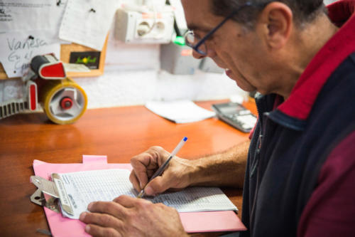 Trabajador anotando